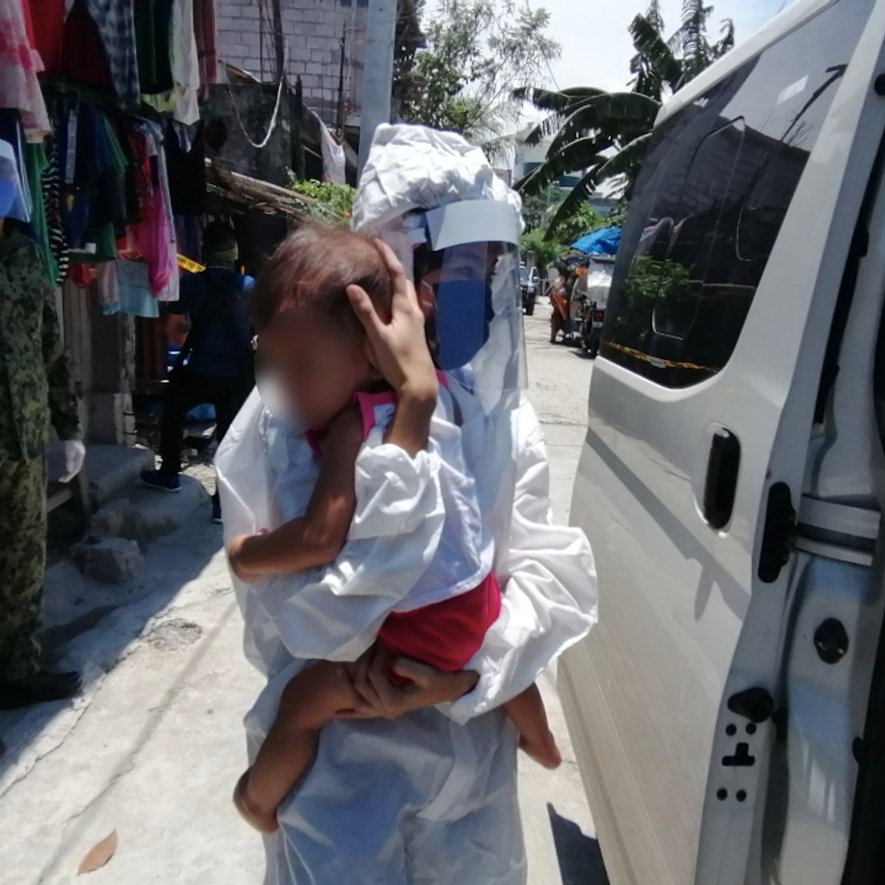 2020 0527 Taguig Op Children being brought to police rescue van 8