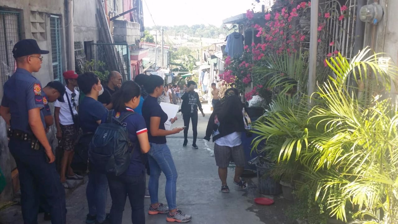 2 Police and suspect in Laguna